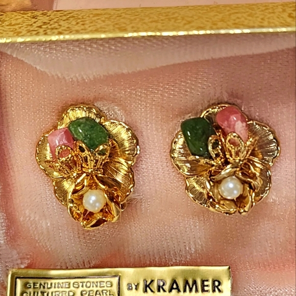 Vintage Kramer Genuine !950's Cultured PearlCoral, and Jade Floral Clip Earrings - Picture 8 of 13